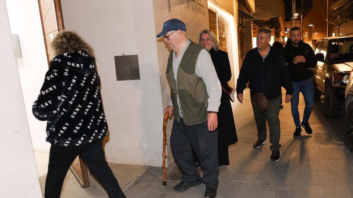 Llegada de los representantes de las cofradías, este viernes, al Obispado para reunirse con el obispo.