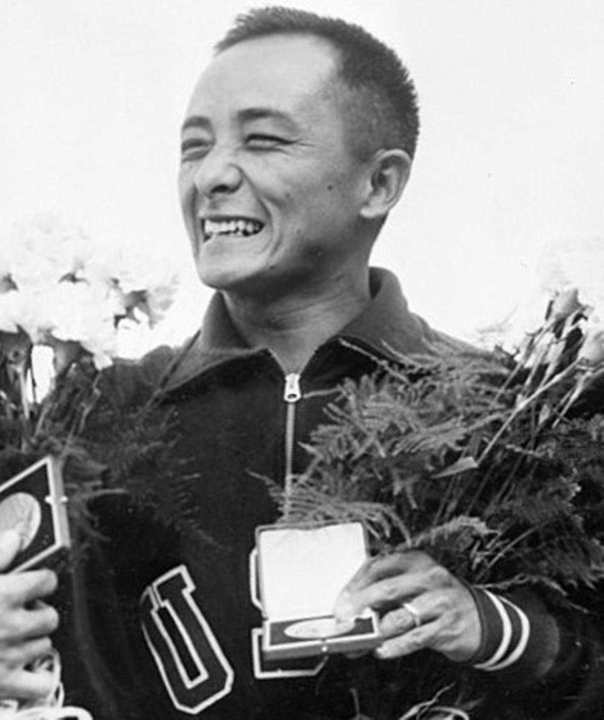 Sammy Lee, tras recibir la medalla de oro en los juegos de Helsinki, en 1952.