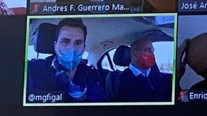 Mario Gómez se conectó a la reunión desde el coche.