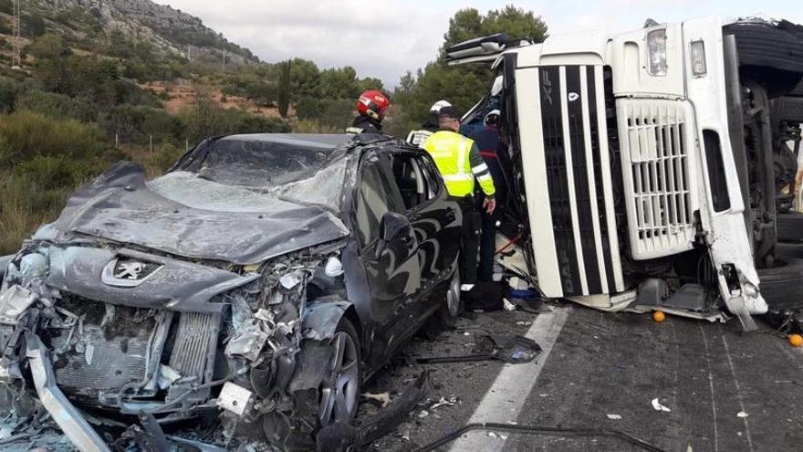 Un muerto y un herido tras el choque entre un camión y un coche en la AP-7 en Oropesa