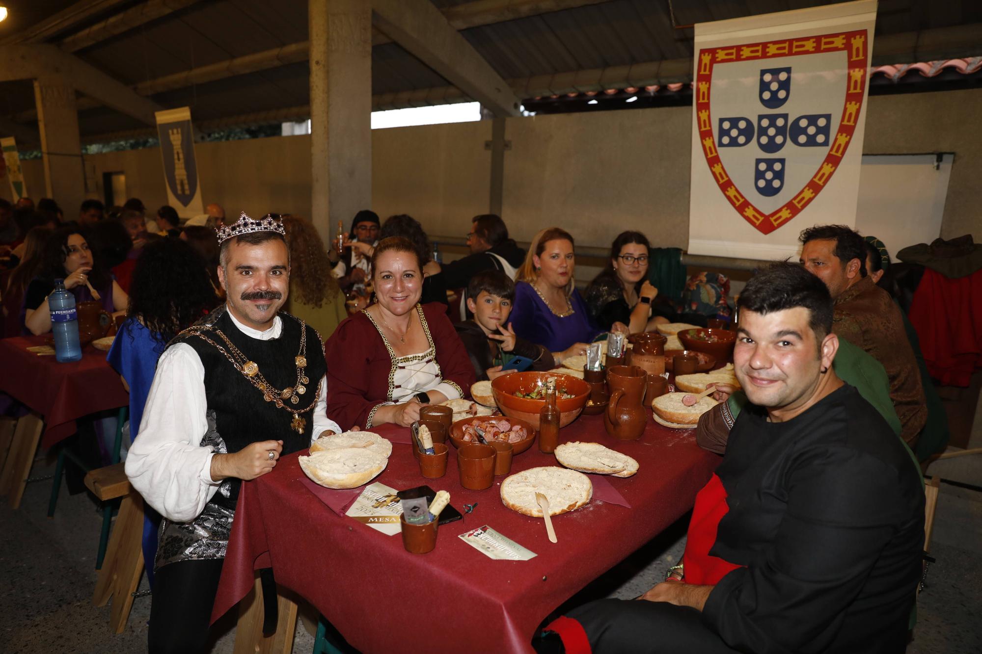 Exconxuraos hasta la bandera: espectacular noche en Llanera, con la gran cena medieval y la fiesta del fuego
