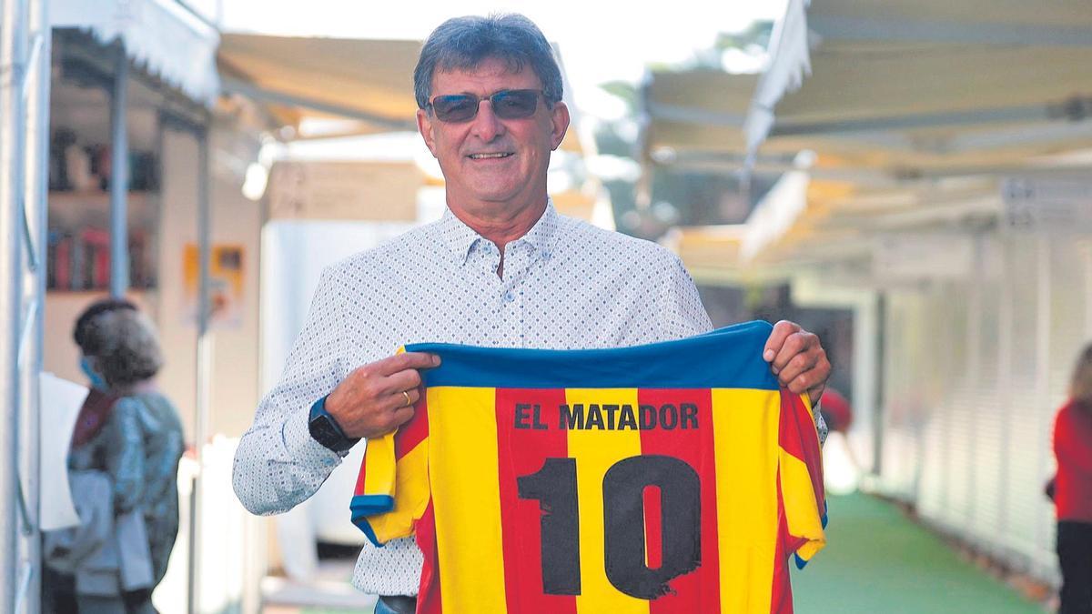 Kempes, con una camiseta del Valencia CF, pide la salida de Lim
