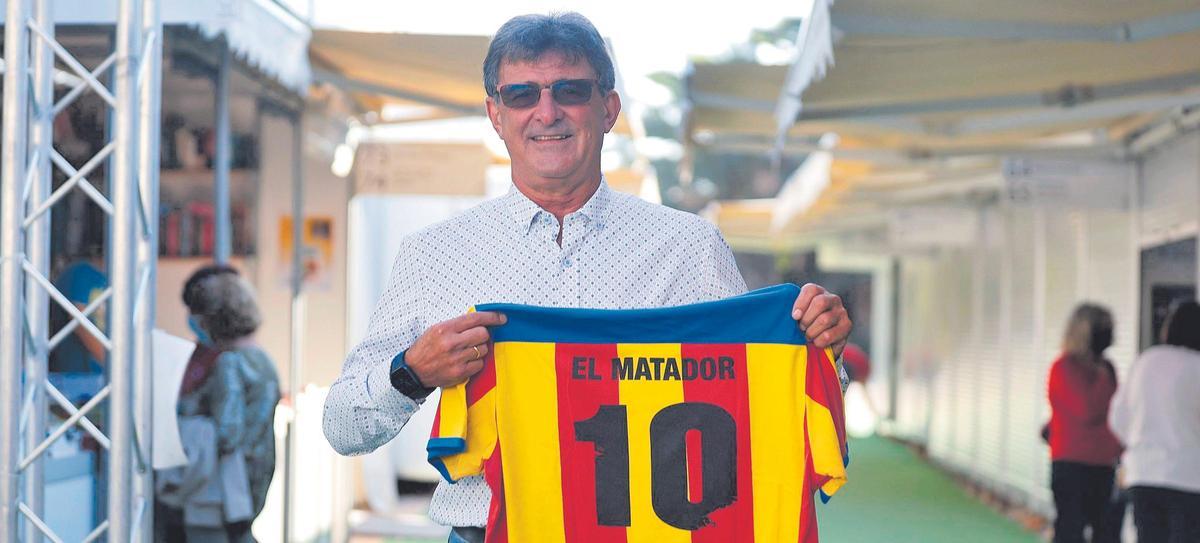 Kempes, con una camiseta del Valencia CF, pide la salida de Lim