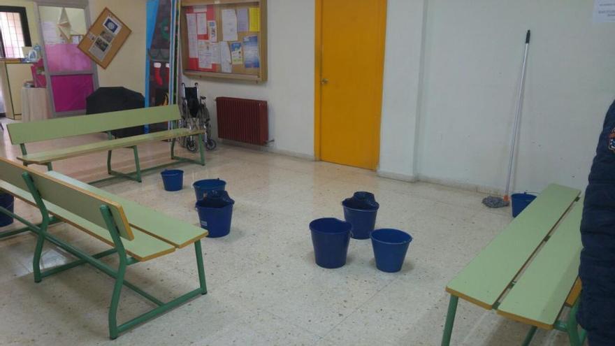 Cubo para recoger el agua de las goteras, ayer en un aula.