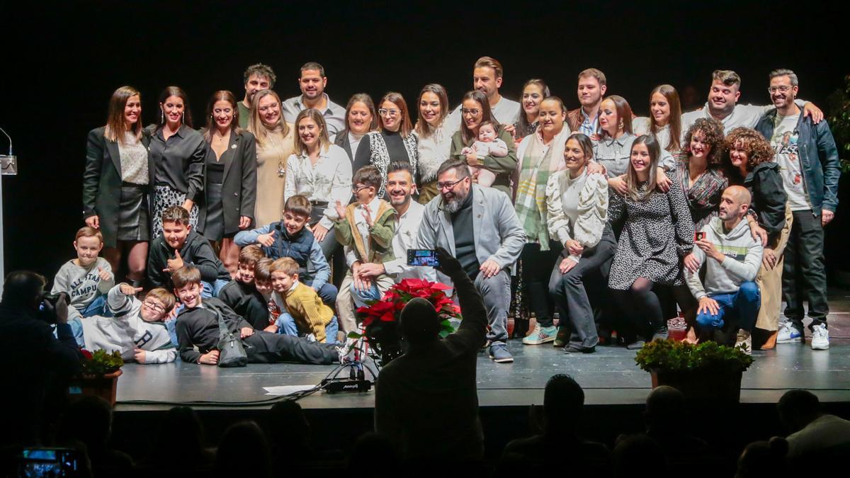 Foto de familia de los premiados, ayer en el Teatro María Luisa.