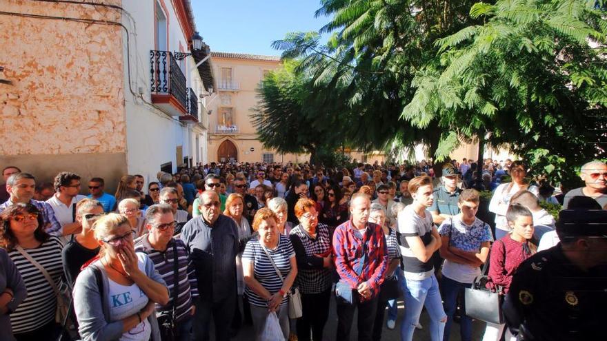 Concentración a las puertas del ayuntamiento de Chella por el asesinato de Vanessa Ferrer