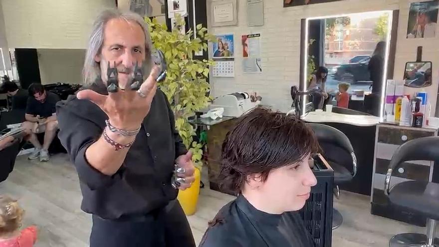 Con una catana, fuego, garras y seis tijeras: así corta el pelo el estilista de Aluche