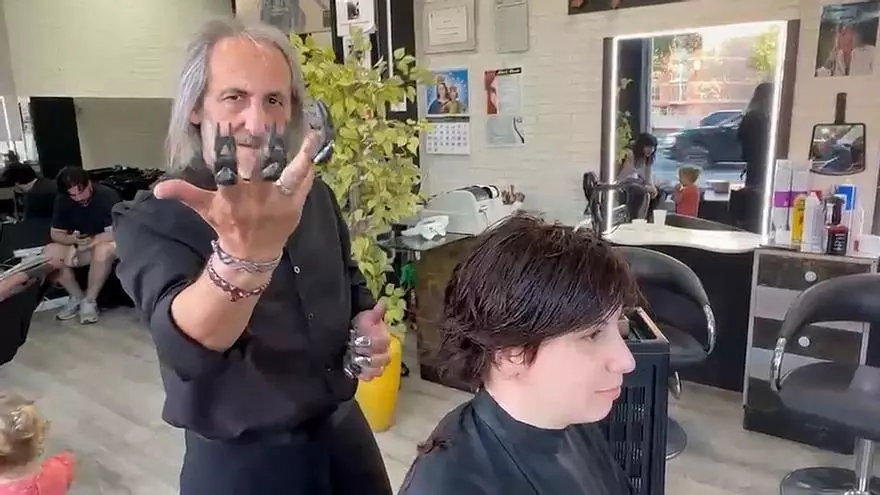 Con una catana, fuego, garras y seis tijeras: así corta el pelo el estilista de Aluche