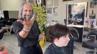 ¿Te imaginas un peluquero que corta el pelo con fuego, garras de lobezno y catanas? Está en Aluche y no lo hace a escondidas