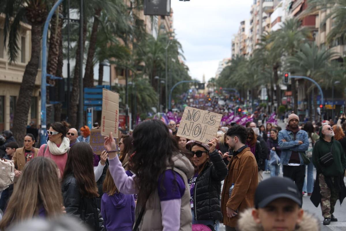 La multitudinaria marcha feminista en Alicante por el 8M, en imágenes