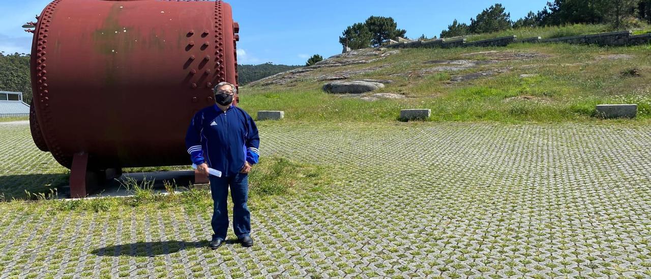 José Manuel Pérez Meis, sobre el terreno de su propiedad usado como parking del Museo de la Pesca y la Salazón, en Punta Moreiras.