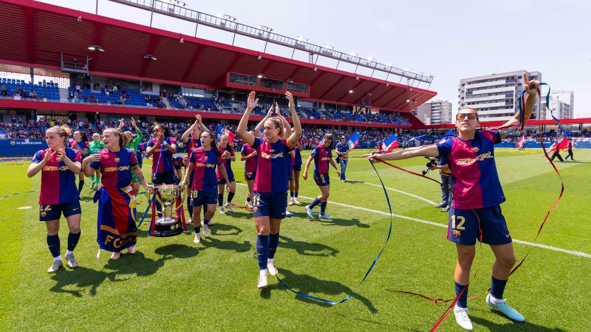 Las jugadoras del Barça celebran la Liga en el Johan Cruyff