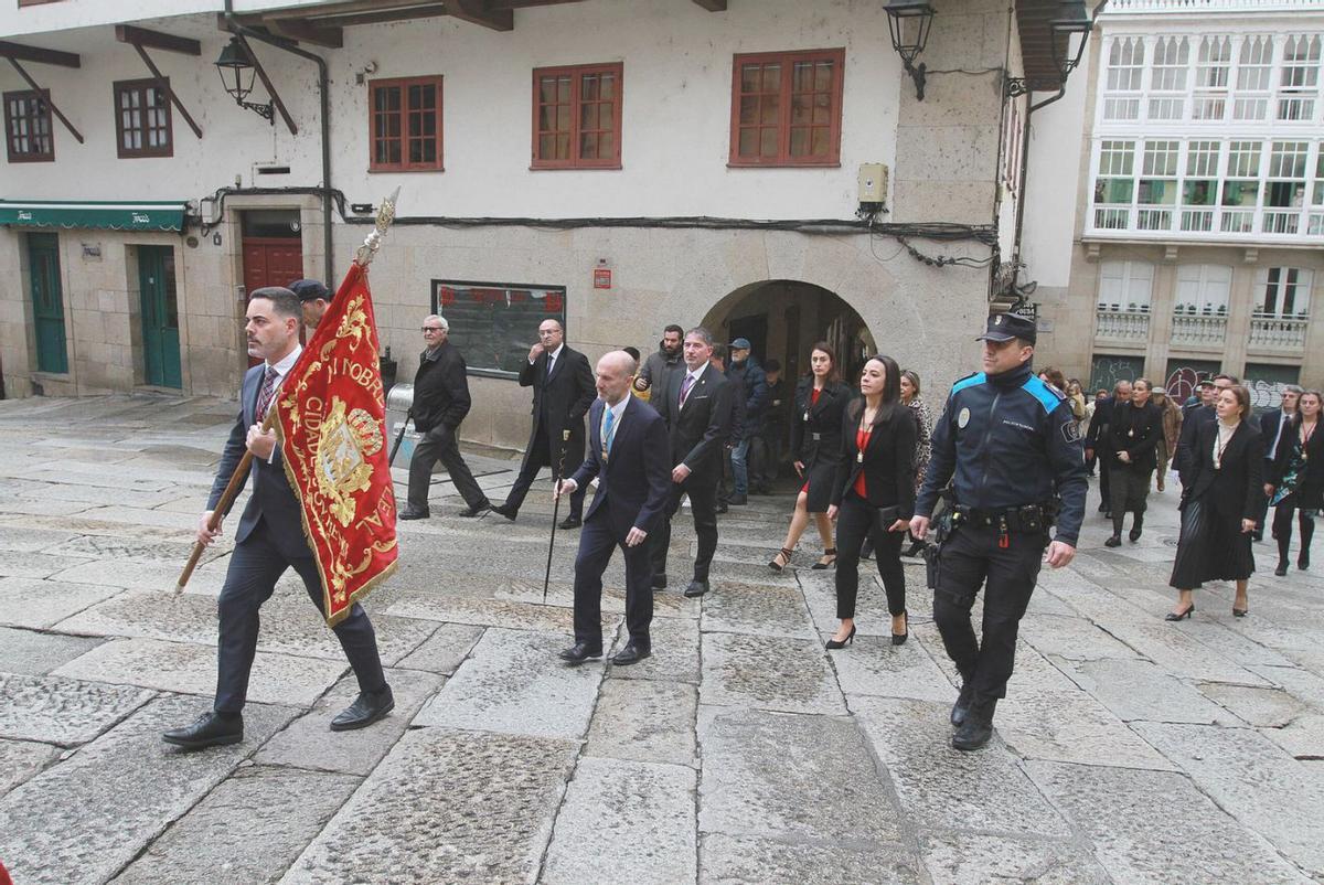 Miembros de la corporación local, entre ellos el alcalde, se dirigen a la catedral. |  Iñaki Osorio