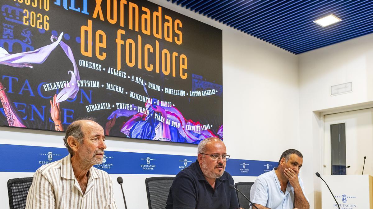 Xulio Fernández, César Fernández y Xabier Fernández, durante la presentación de las Xornadas de Folclore.