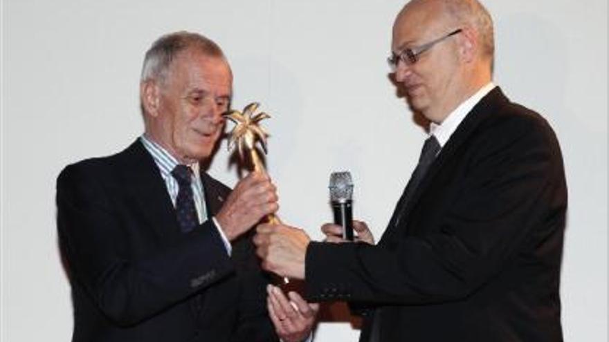 Pierre Schoendoerffer recibe la Palmera de Oro de manos de Salomón Castiel.