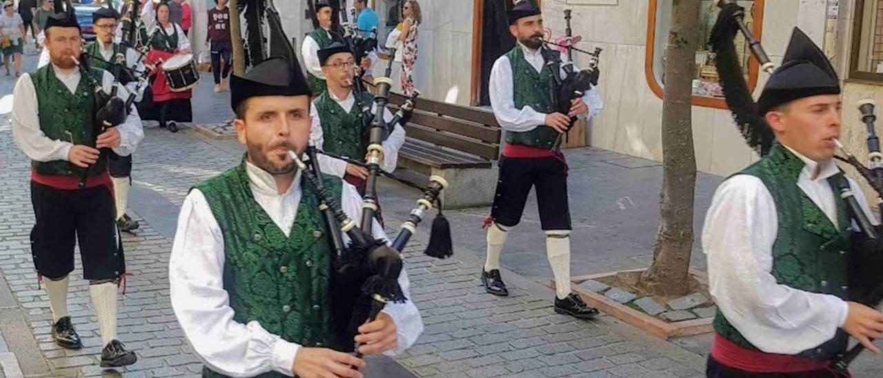 La Banda de Gaitas de Villaviciosa, por las calles de la localidad, durante el festival de 2019. | Vicente Alonso