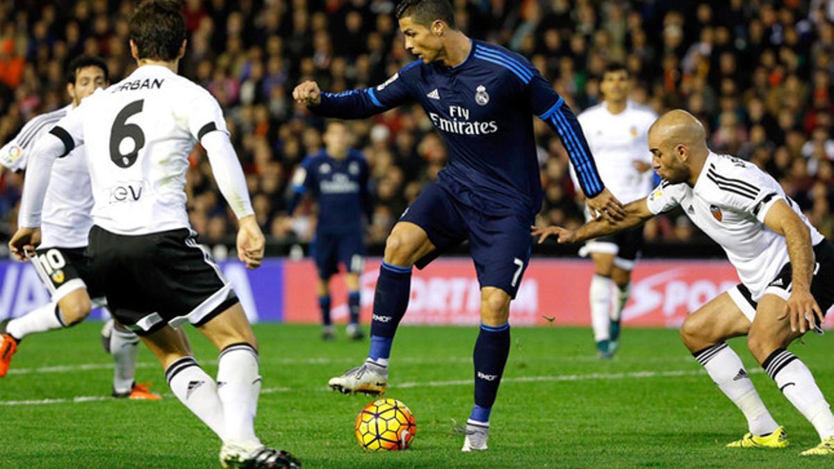 Cristiano Ronaldo se quedó sin marcar en Mestalla. El Barça sigue a dos puntos del Real Madrid y tiene un partido menos