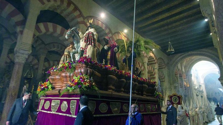 Entrada triunfal: El cortejo de la hermandad de la Borriquita en la calle marca el inicio de la Semana Santa.