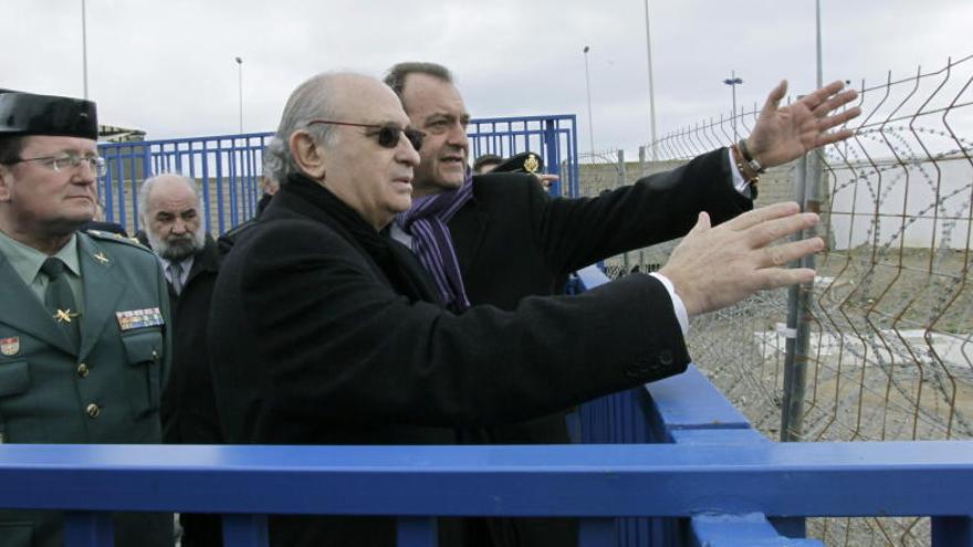 Andrés López (i), junto al ministro del Interior, en Ceuta.