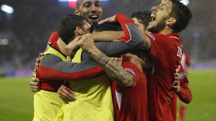 Los jugadores del Sevilla celebran su pase a la final sobre el césped de Balaídos.