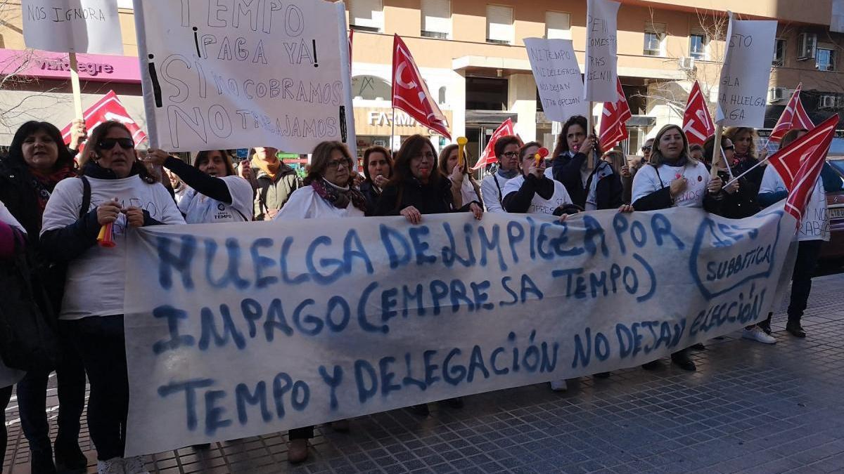 Las limpiadoras de centros educativos de la Subbética, en huelga hasta cobrar su salario