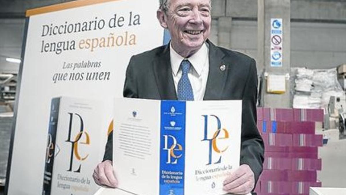José Manuel Blecua, ayer, con los primeros ejemplares de la 23ª edición del diccionario de la RAE.