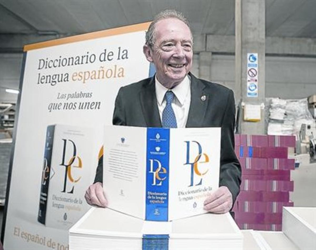 José Manuel Blecua, ayer, con los primeros ejemplares de la 23ª edición del diccionario de la RAE. José Manuel Blecua, ayer, con los primeros ejemplares de la 23ª edición del diccionario de la RAE.