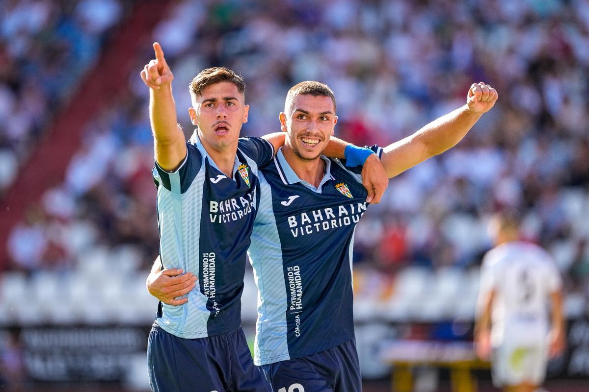 Adrián Fuentes, a la derecha, celebra su primer gol ante el Albacete junto a Dani Requena.