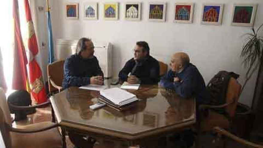 Reunión de Guarido con los responsables de Eroski y Centro Comercial Valderaduey.