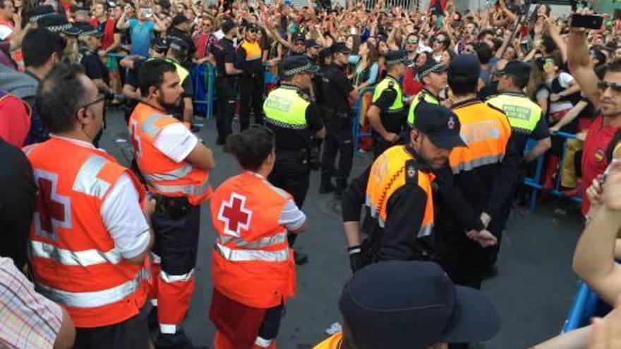 Efectivos de la Policía Local y Nacional, Cruz Roja y Protección Civil en la Entrada de Bandas.