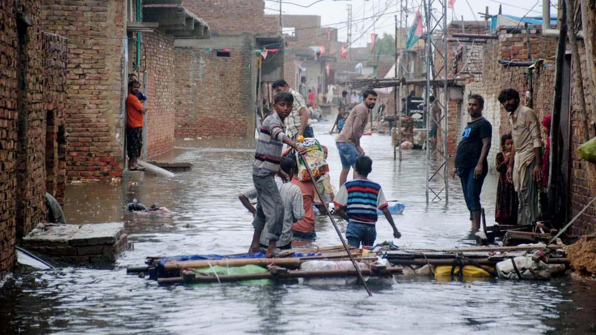 Una calle anegada por las lluvias en Hyderabad, Pakistán.