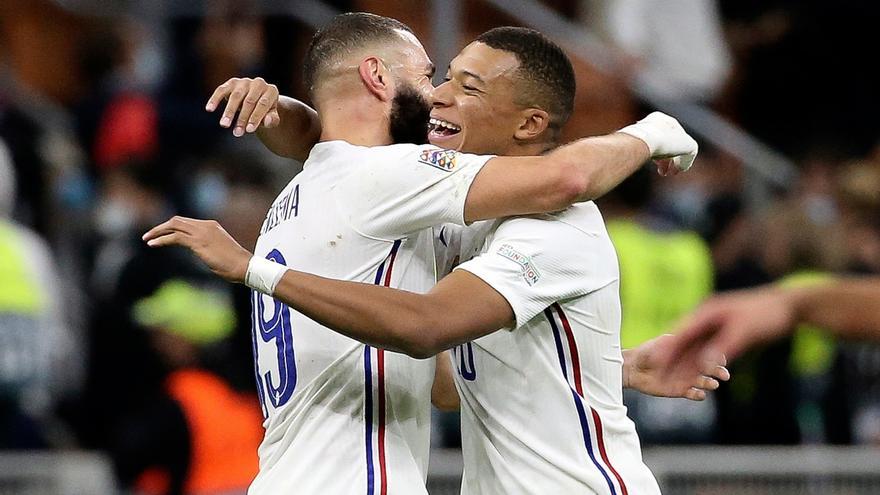 Benzema y Mbappé celebrando un gol durante un partido de fútbol.