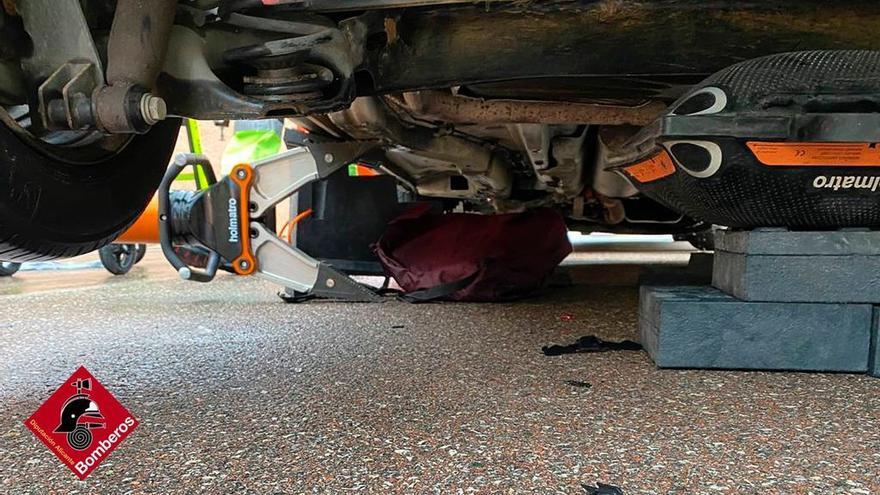 Los bomberos rescatan a una joven atrapada bajo un coche en Calp