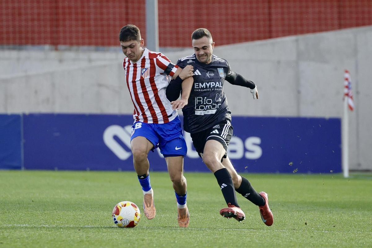 Un jugador del Teruel disputa un balón con otro del Atlético Madrileño.
