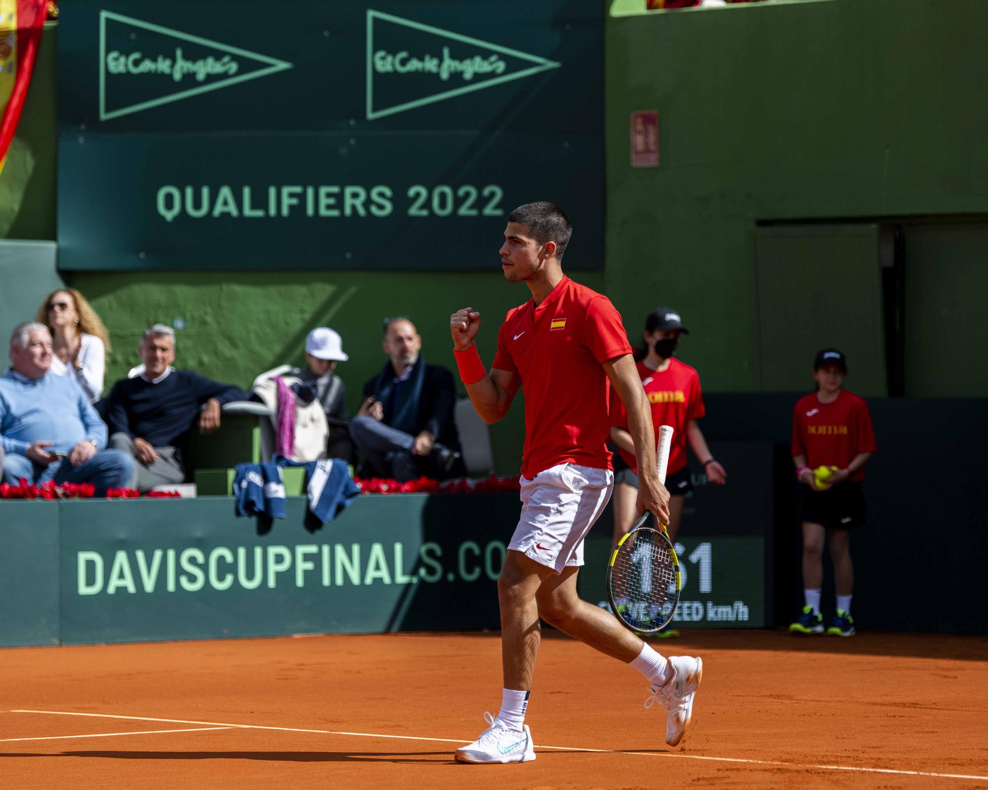 Tras los dos primeros partidos del viernes, victoria de España por dos a cero, gracias a los triunfos de Roberto Bautista  y Carlos Alcaraz.