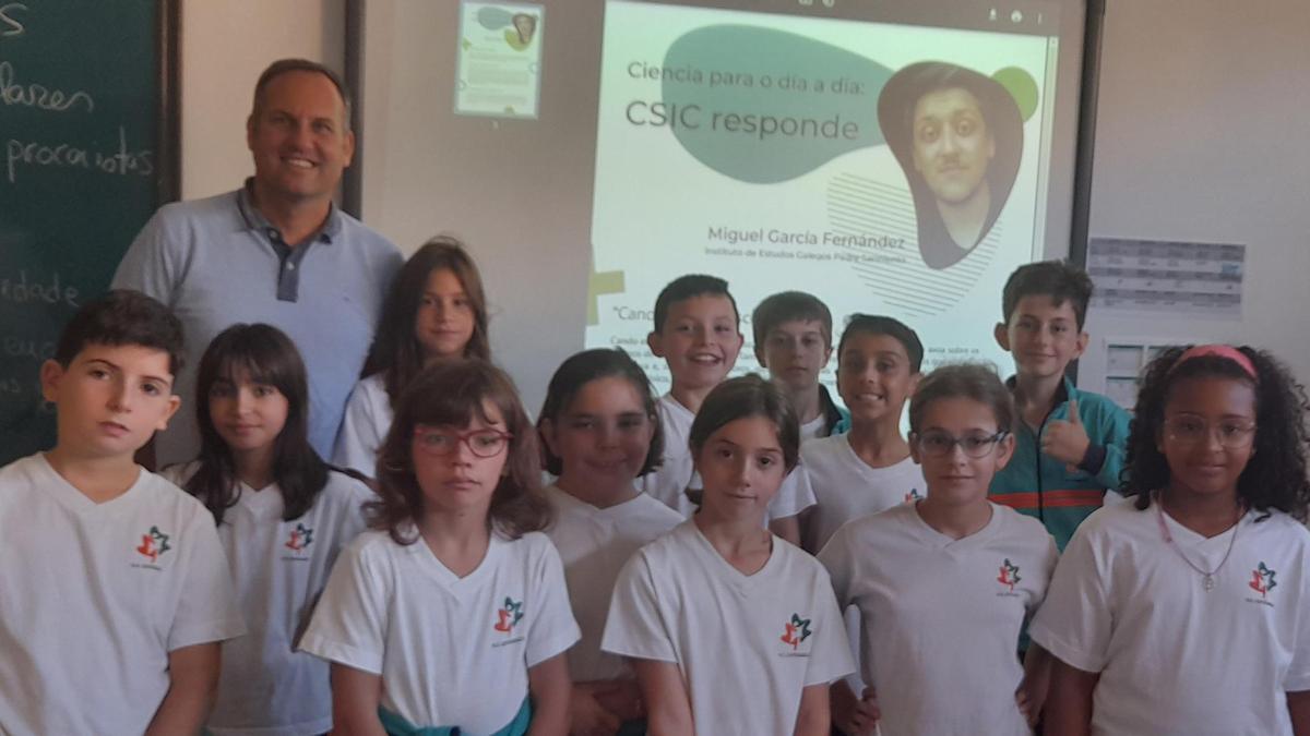 A clase de 5ª do CPR  Nuestra Señora  de la Esperanza  e o seu titor, Jorge  Moreno. // Faro