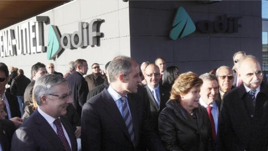 Adelo Montes, José Blanco, Francisco Camps, Milagrosa Martínez, Antonio González y Ricardo Peralta pasean por los alrededores de la estación del AVE de Requena.