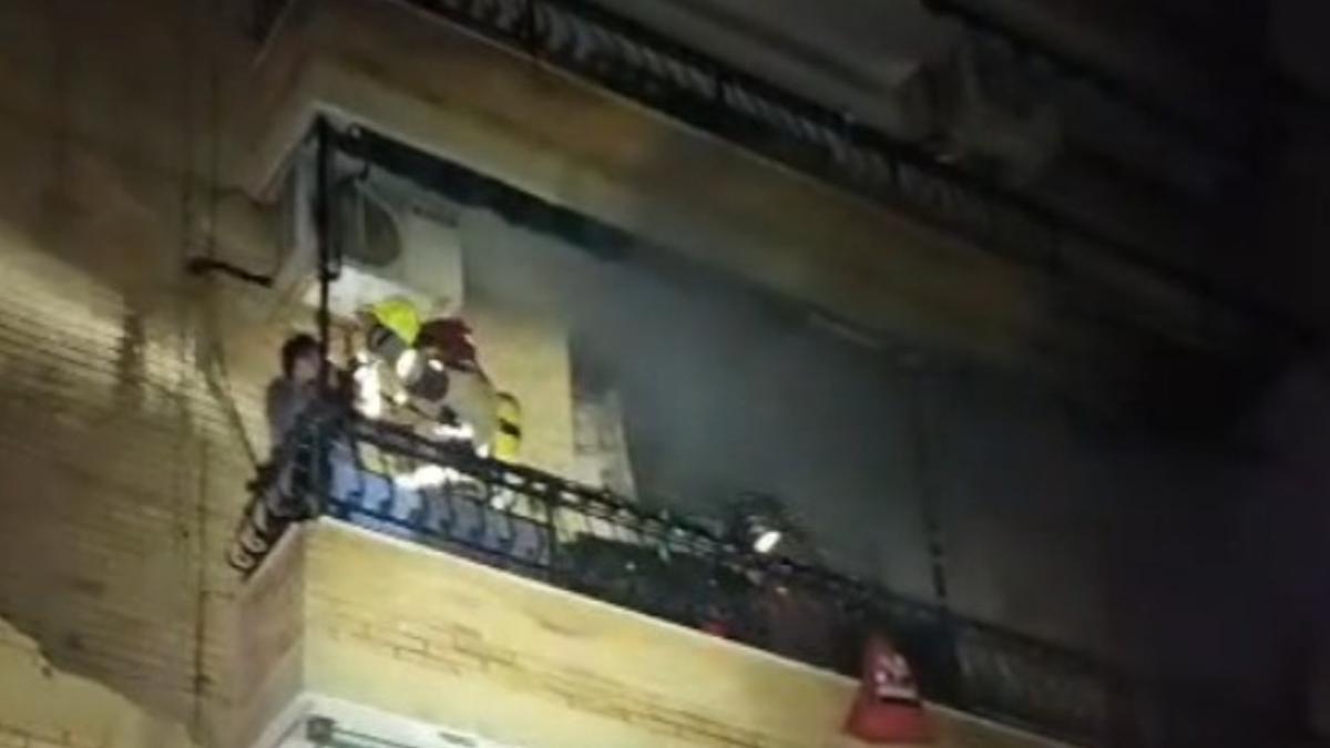 Los bomberos rescatan a los sujetos durante el incendio.