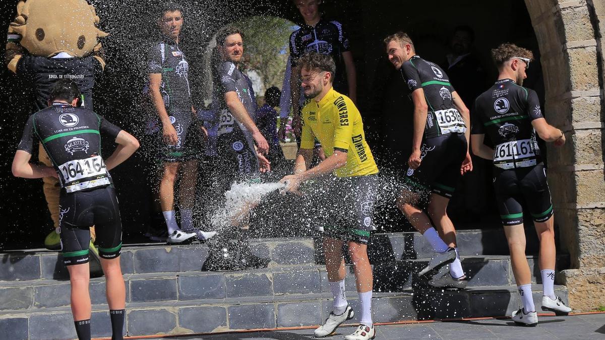 Adrien Maire festeja el triunfo junto a sus compañeros.