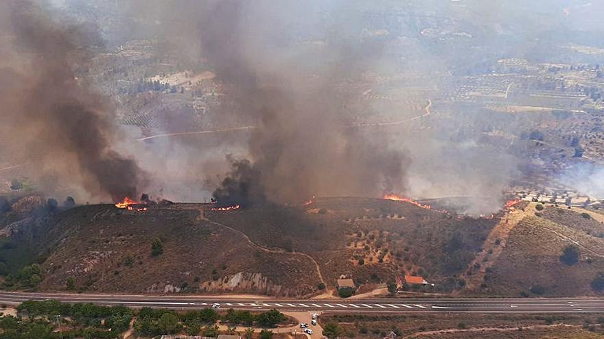 El fuego quema 40 hectáreas en Jalance en una jornada con más de 38 grados