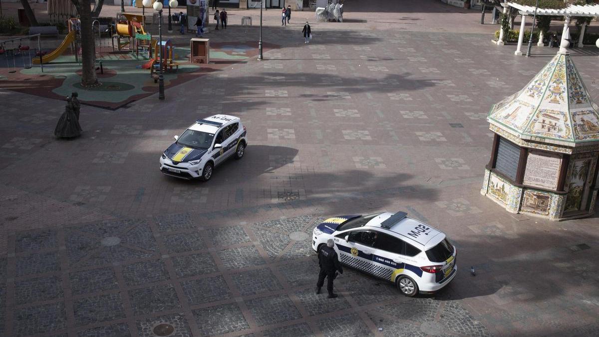 Dos vehículos de la Policía Local de Alzira, en la plaza Mayor, en una imagen de archivo.