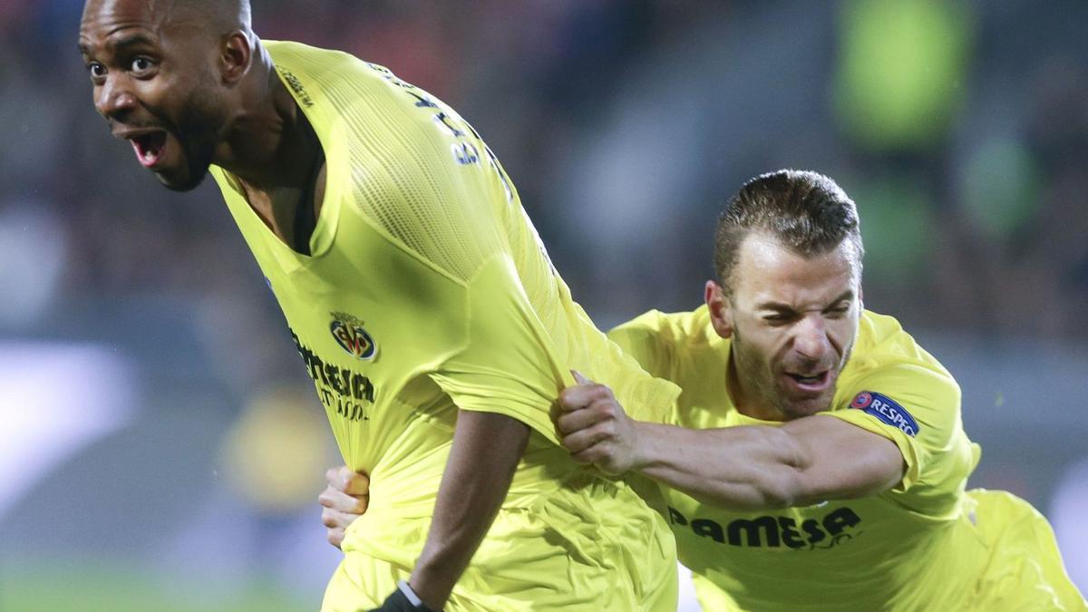 Cédric Bakambú celebra un gol con Roberto Soldado durante su etapa como futbolista del Villarreal. |  // REUTERS