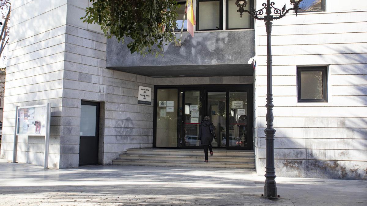 Acceso a la sede judicial de Sueca, en una imagen de archivo.