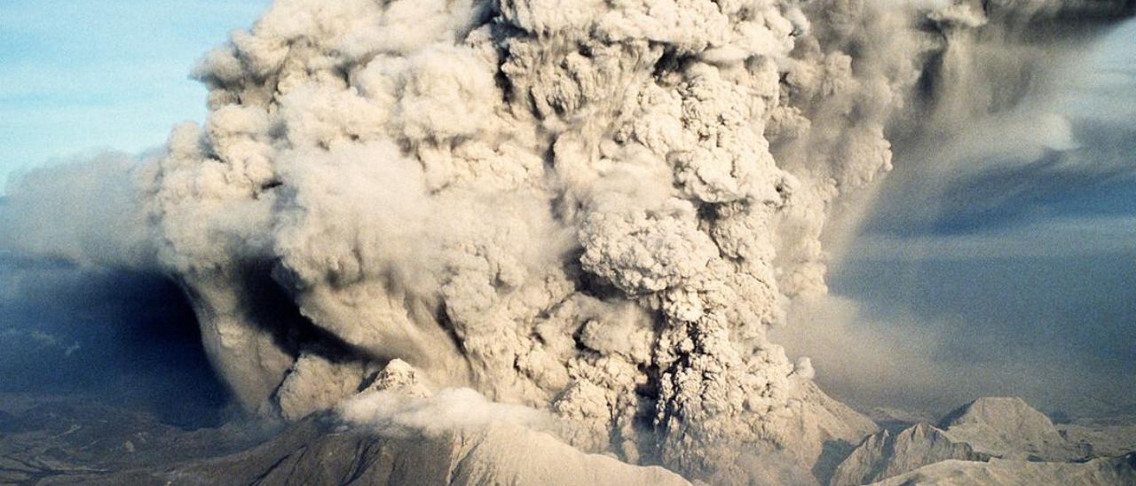 La ceniza volcánica se eleva hacia el cielo durante una erupción.