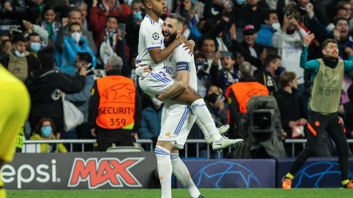 Benzema i Rodrygo celebren el primer gol del Madrid. | EUROPA PRESS