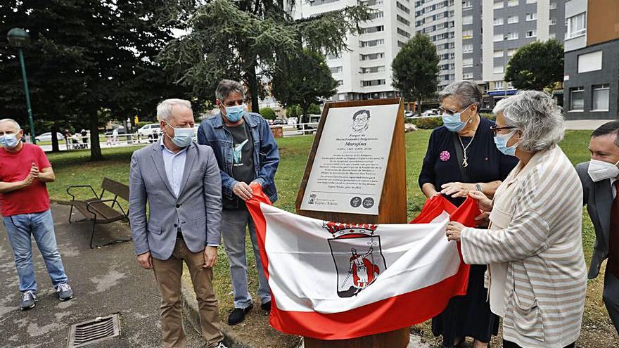 Aurelio Martín y la alcaldesa, Ana González, destapan la placa de Marujina en presencia de sus hijos Rafael e Isabel Alonso. | M. L. 