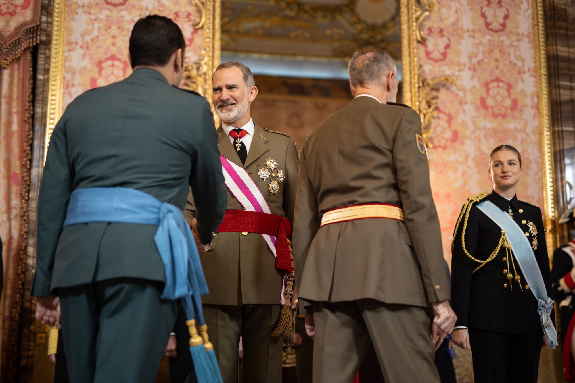 El Rey Felipe VI y la Princesa Leonor, durante la Pascua Militar, en el Palacio Real, a 6 de enero de 2025, en Madrid (España). La Pascua Militar es una ceremonia que celebra la recuperación de la localidad menorquina de Mahón el 6 de enero de 1782, que se encontraba en poder de los ingleses, durante la cual se realiza un balance de las vicisitudes del año anterior y se marcan las líneas de acción que se desarrollarán en el siguiente. Durante el acto, se rinden honores mediante el himno nacional y una salva de 21 cañonazos, y el Rey Felipe VI pasa revista. Posteriormente, se realiza la imposición de condecoraciones militares a aquellos civiles y miembros de las Fuerzas Armadas que se han hecho acreedores de ellas durante el año vencido. 06 ENERO 2025 Alejandro Martínez Vélez / Europa Press 06/01/2025. Alejandro Martínez Vélez;