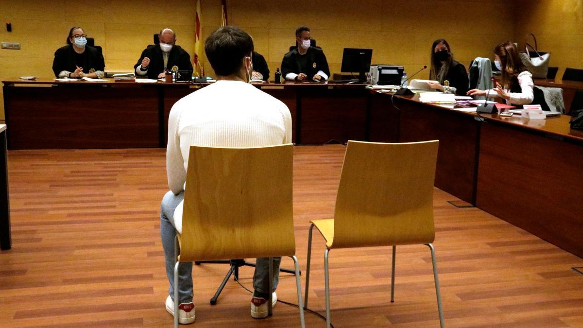El hombre condenado por violar a una joven en Sant Feliu de Guíxols, durante el juicio.