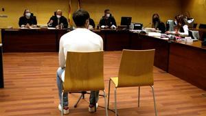 El hombre condenado por violar a una joven en Sant Feliu de Guíxols, durante el juicio.