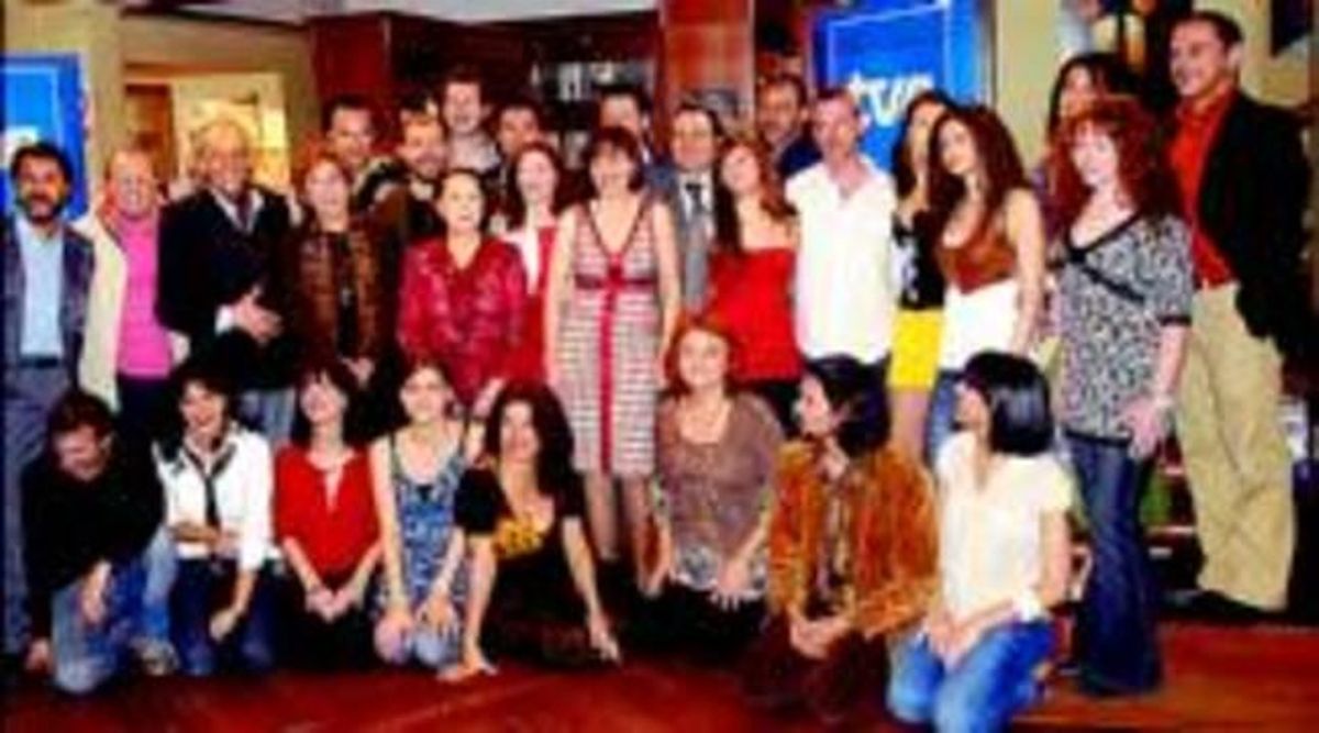 Silvia Marsó, al centre, envoltada per la resta d’actors de la sèrie El porvenir es largo. Silvia Marsó, al centre, envoltada per la resta d’actors de la sèrie El porvenir es largo.